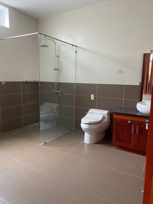 Rent the corner of Phước Long B, 200 meters, 3 floors.