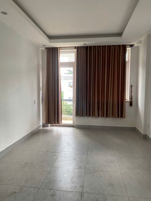 Rent the corner of Phước Long B, 200 meters, 3 floors.