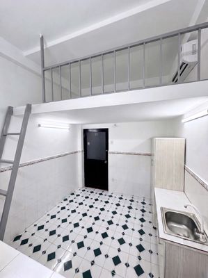 The guard room's full, air conditioning, kitchen. Near the University of Technology