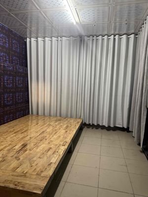 The room is 20 meters wide with a cool exposed window