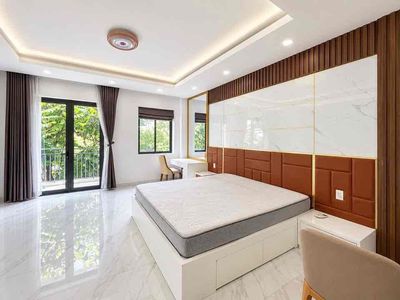 Rent the entire four- bedroom house, clear view of the park.