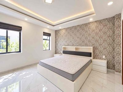 Rent the entire four- bedroom house, clear view of the park.