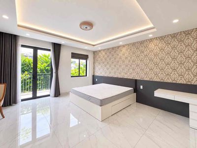 Rent the entire four- bedroom house, clear view of the park.