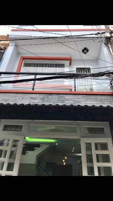 There's a four-foot building. One-two-story bedroom. Two toilets.