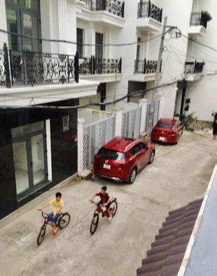 4 x 20 meters wide, parking car, 2 rooftops, 4 P. sleeping at gdCty