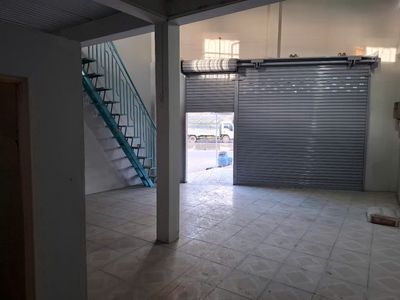 Rent a house that's both in and in business near metro Station.