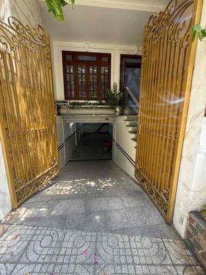 The street near Phạm Văn Chiêu has a vault plus 5 bedrooms.