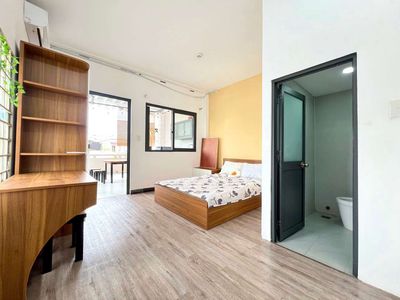 The uncle's house rents a super-sized Bancony bedroom with a natural light.