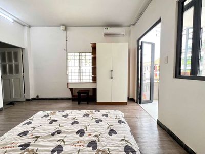 The uncle's house rents a super-sized Bancony bedroom with a natural light.