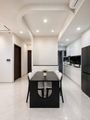 Let's get a quick check for Sunrise Riverside. Two bedrooms. Two toilets, high floor, 12 million a month.