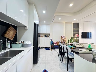 Let's get a quick check for Sunrise Riverside. Two bedrooms. Two toilets, high floor, 12 million a month.