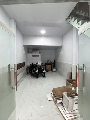 Hire the ground floor for business or company office.