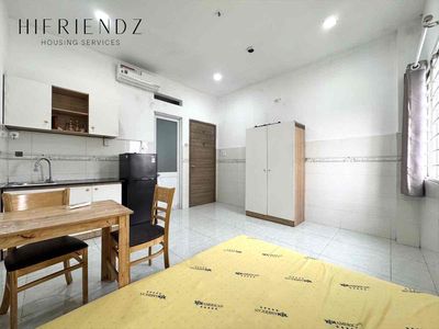 The rental apartment near the university is five minutes away.