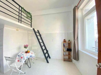 Clear a window balcony. - Close to Station T3.