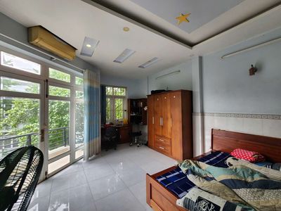 room in the pink section for women rent