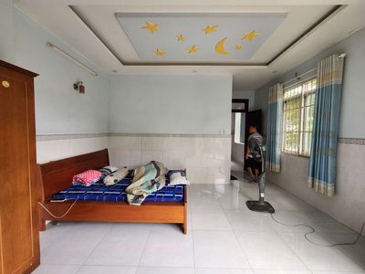 room in the pink section for women rent