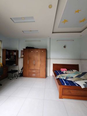 room in the pink section for women rent