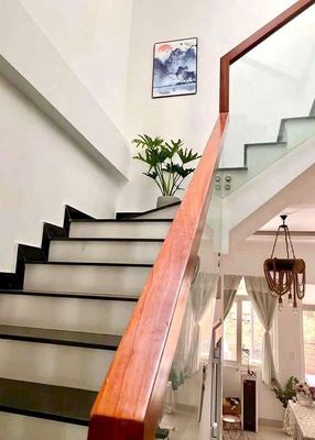 Nice place for the owner of 12 million a month. Six meters.