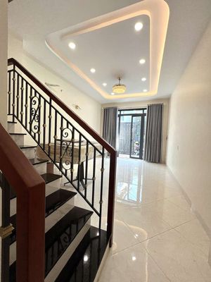 Nice place for the owner of 12 million a month. Six meters.