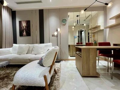 It's the owner who rents a one-room apartment. A high-end furniture living room.
