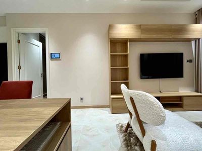 It's the owner who rents a one-room apartment. A high-end furniture living room.