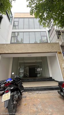 Rent a Republican front house near the Airport (6 x 30 m 3 floors)