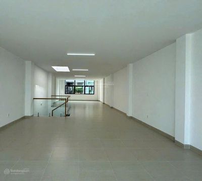 Rent a Republican front house near the Airport (6 x 30 m 3 floors)