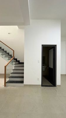 Rent a Republican front house near the Airport (6 x 30 m 3 floors)