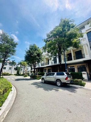 The basic dirosa house is filled - 4 bedrooms - 4 stories - convenient for tycty