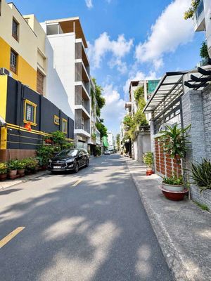 Rent two alleys. 39 County Banana Gardens. 4 meters(4.5 m) x 10 m 1 L is 22 million