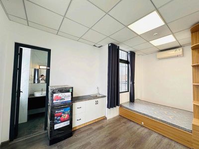 It was the owner who rented the elevator apartment full of cash windows