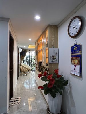 Five Homyland flats, riverside - 16 million a month. (3) Full furniture.
