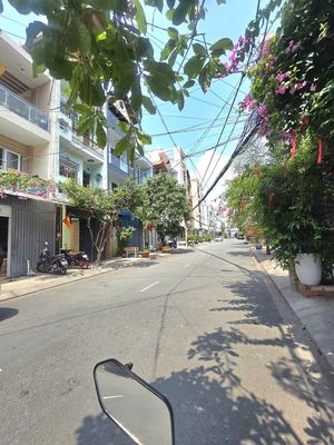 We're renting 12 meters of nguyễn cửu đàm-the-Aventures.