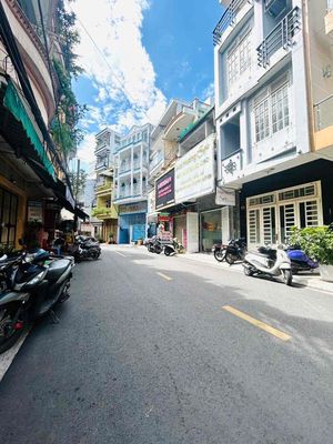 Hoàng Hoa Thám area - 3 story house, 4 bedrooms